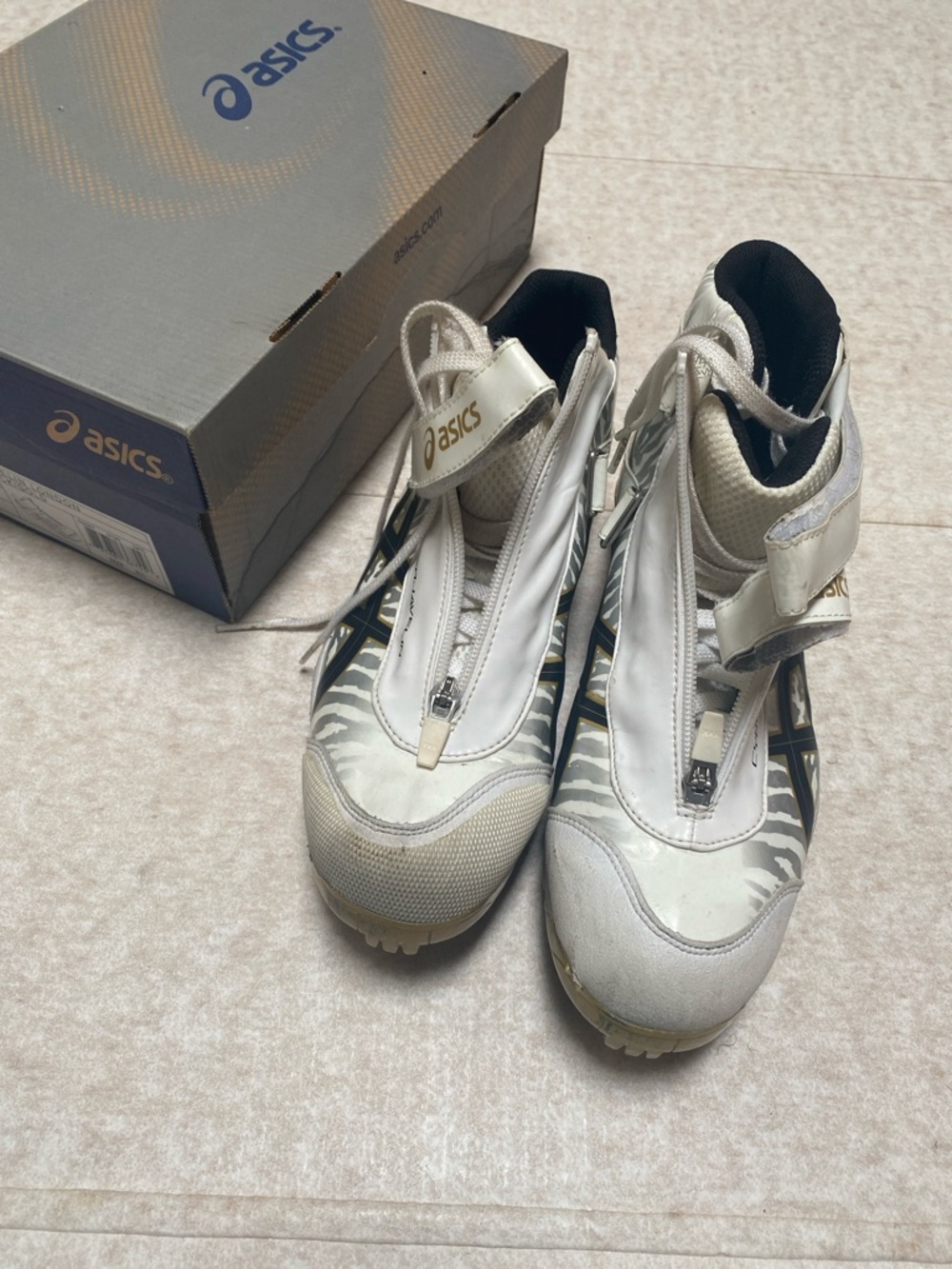 ASICS Cyber Javelin London Spikes, White/Black/Gold, Size 8.5 W